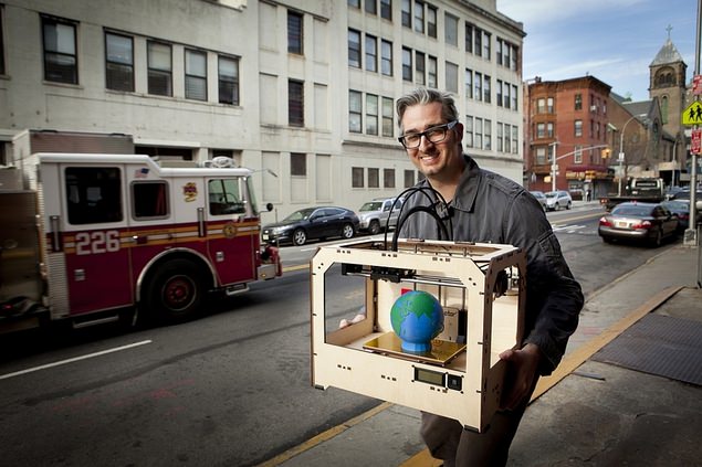 Bre Prettis CEO MakerBot cu o imprimanta MakerBot replicator